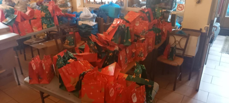 Μητσοτάκης: Φαγητό και δώρα σε κόσμο που το έχει ανάγκη μοίρασε ο πρωθυπουργός 