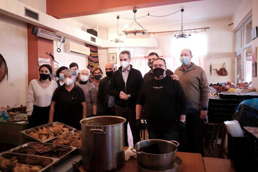 Μητσοτάκης: Φαγητό και δώρα σε κόσμο που το έχει ανάγκη μοίρασε ο πρωθυπουργός 