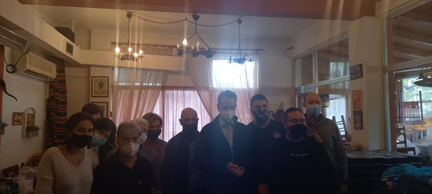 Μητσοτάκης: Φαγητό και δώρα σε κόσμο που το έχει ανάγκη μοίρασε ο πρωθυπουργός 