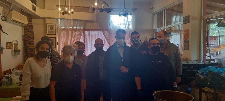 Μητσοτάκης: Φαγητό και δώρα σε κόσμο που το έχει ανάγκη μοίρασε ο πρωθυπουργός 