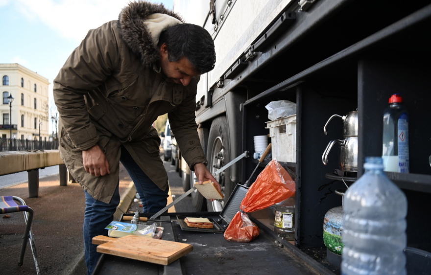Βρετανία: Χριστούγεννα μέσα στα φορτηγά τους κάνουν οι αποκλεισμένοι οδηγοί στο Ντόβερ