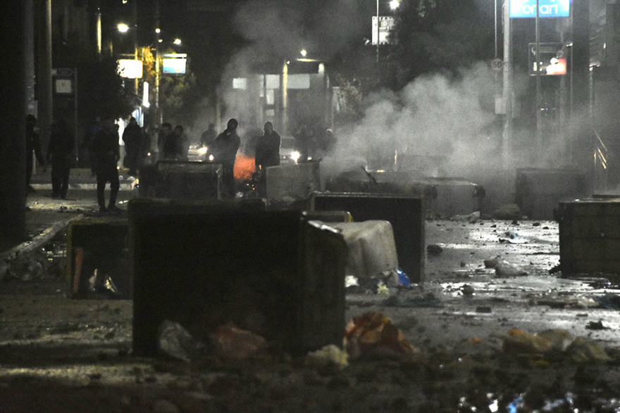 Επεισόδια στον Ασπρόπυργο: Ρομά επιτέθηκαν με μολότοφ σε αστυνομικούς 