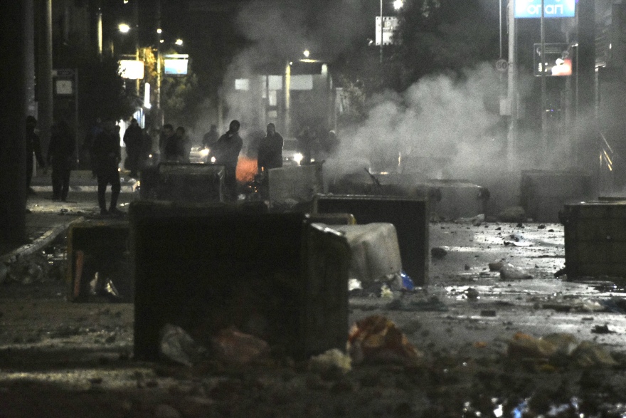 Επεισόδια στον Ασπρόπυργο: Ρομά επιτέθηκαν με μολότοφ σε αστυνομικούς 