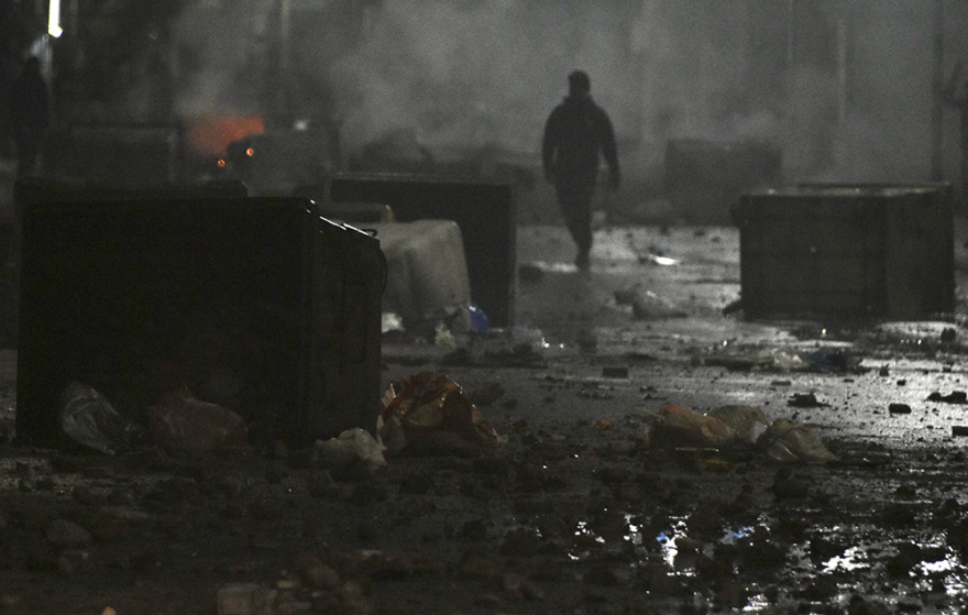 Επεισόδια στον Ασπρόπυργο: Ρομά επιτέθηκαν με μολότοφ σε αστυνομικούς 