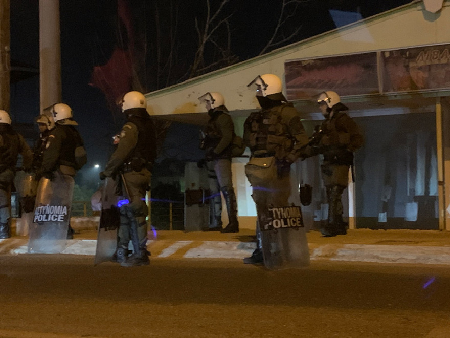 Επεισόδια στον Ασπρόπυργο: Ρομά επιτέθηκαν με μολότοφ σε αστυνομικούς 