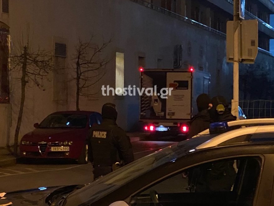 Στη Θεσσαλονίκη τα εμβόλια – Νωρίς το πρωί φθάνουν στην Αθήνα (βίντεο και φωτογραφίες)