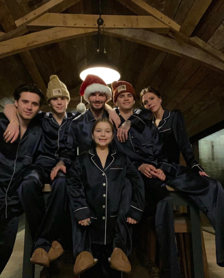 H οικογένεια Μπέκαμ στέλνει χριστουγεννιάτικες ευχές φορώντας σατέν πιτζάμες 