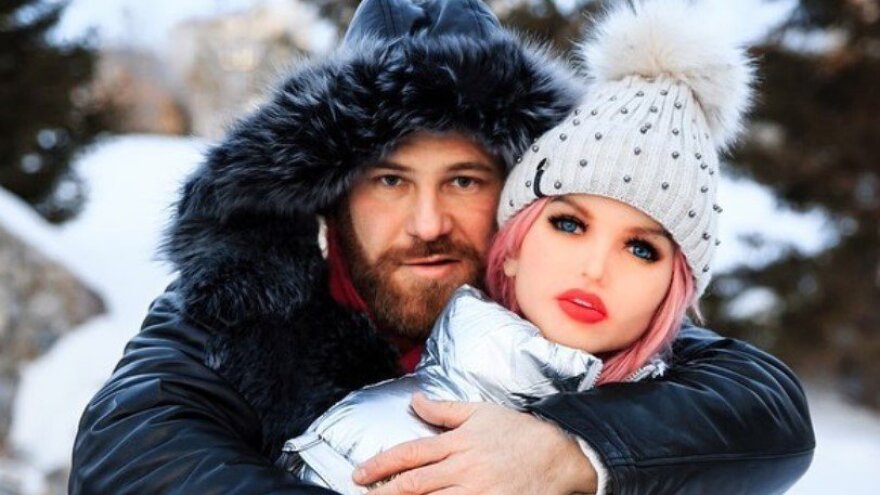 «Home alone» τα Χριστούγεννα ο bodybuilder που παντρεύτηκε την πλαστική κούκλα του: Εκείνη... έσπασε!