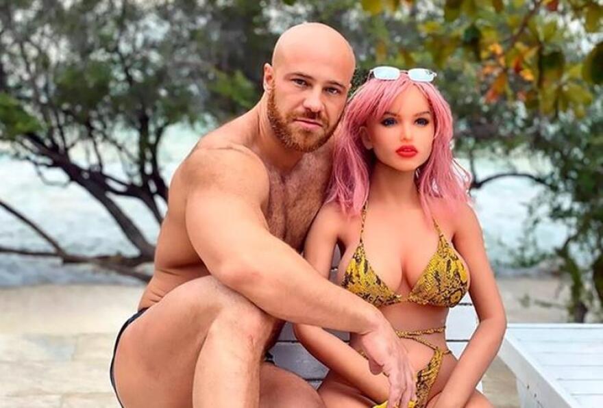 «Home alone» τα Χριστούγεννα ο bodybuilder που παντρεύτηκε την πλαστική κούκλα του: Εκείνη... έσπασε!