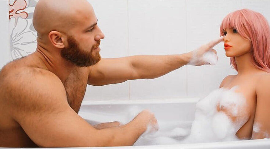 «Home alone» τα Χριστούγεννα ο bodybuilder που παντρεύτηκε την πλαστική κούκλα του: Εκείνη... έσπασε!