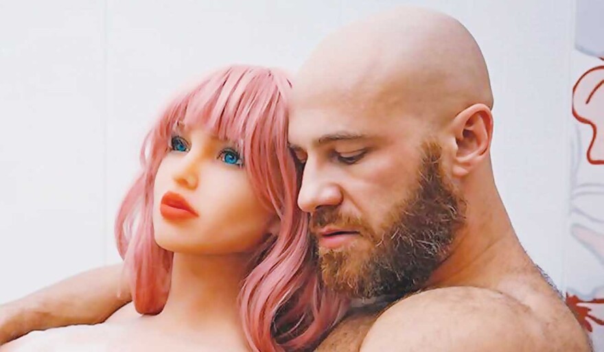 «Home alone» τα Χριστούγεννα ο bodybuilder που παντρεύτηκε την πλαστική κούκλα του: Εκείνη... έσπασε!