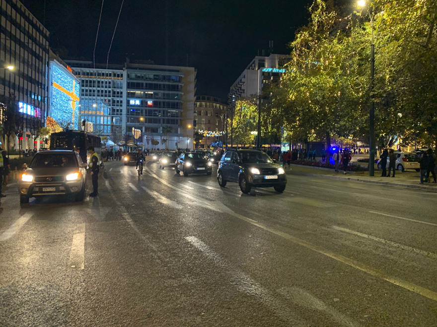 Ξεκινά στις 22:00 η απαγόρευση κυκλοφορίας - Εικόνες συνωστισμού στο Σύνταγμα