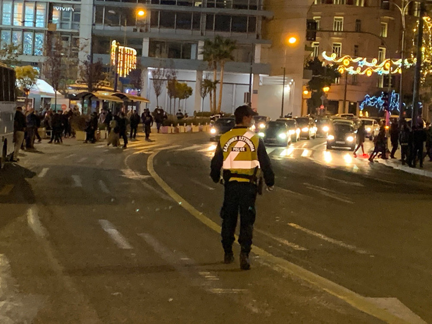 Ξεκινά στις 22:00 η απαγόρευση κυκλοφορίας - Εικόνες συνωστισμού στο Σύνταγμα