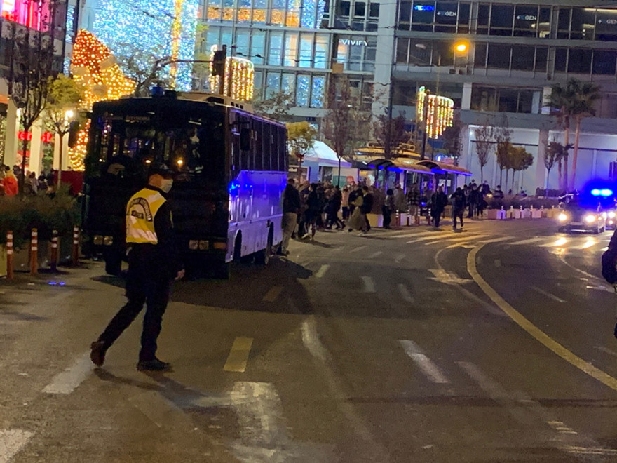 Ξεκινά στις 22:00 η απαγόρευση κυκλοφορίας - Εικόνες συνωστισμού στο Σύνταγμα