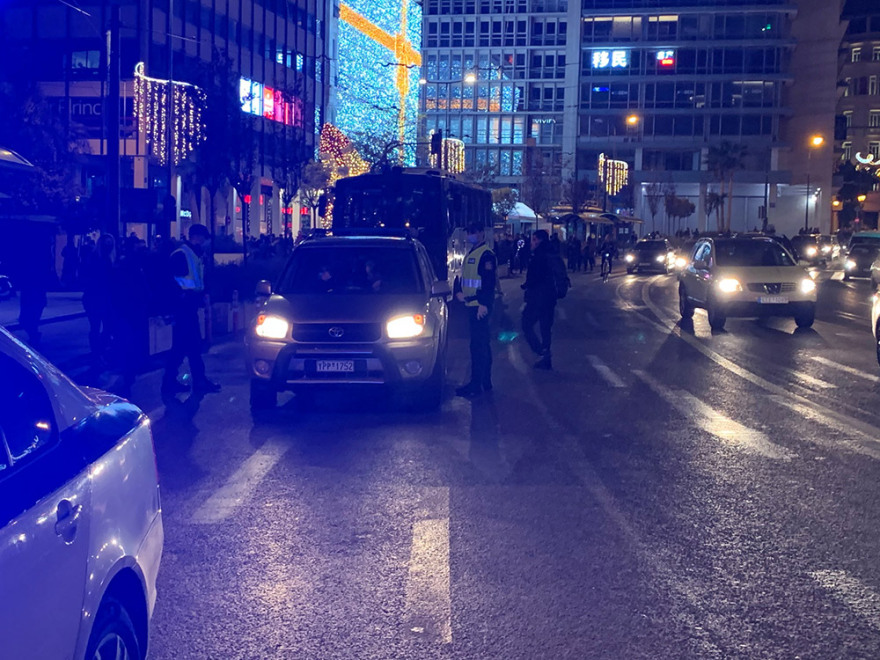 Ξεκινά στις 22:00 η απαγόρευση κυκλοφορίας - Εικόνες συνωστισμού στο Σύνταγμα