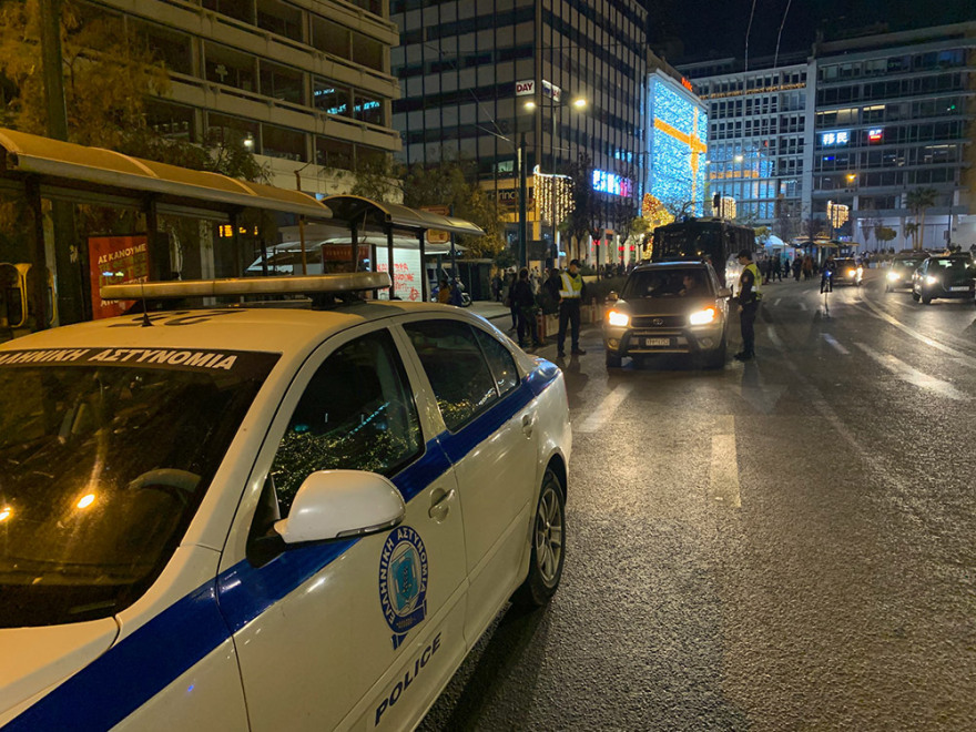 Ξεκινά στις 22:00 η απαγόρευση κυκλοφορίας - Εικόνες συνωστισμού στο Σύνταγμα