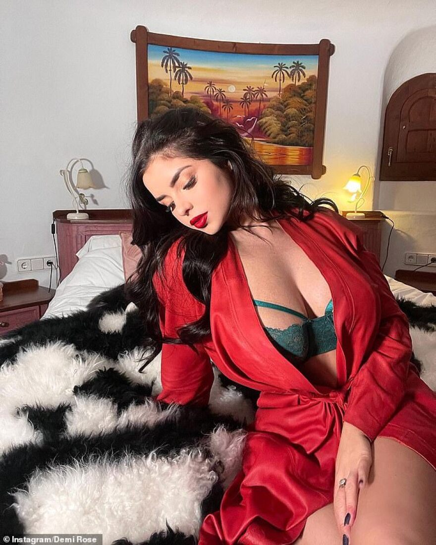 Η Ντέμι Ρόουζ ποζάρει στο κρεβάτι και στέλνει μήνυμα στον «Άγιο Βασίλη»