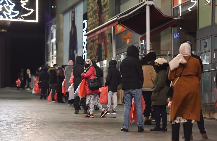 Βρετανία: Ανησυχητικές εικόνες συνωστισμού έξω από καταστήματα - Βίντεο