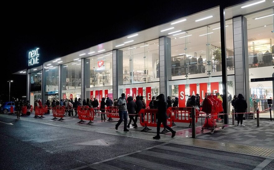 Βρετανία: Ανησυχητικές εικόνες συνωστισμού έξω από καταστήματα - Βίντεο