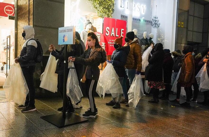 Βρετανία: Ανησυχητικές εικόνες συνωστισμού έξω από καταστήματα - Βίντεο