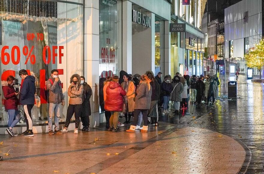 Βρετανία: Ανησυχητικές εικόνες συνωστισμού έξω από καταστήματα - Βίντεο