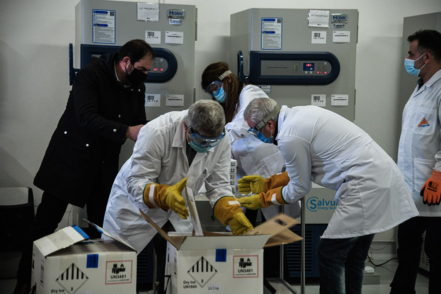 Επιχείρηση Ελευθερία: «Ξεκινούν οι εμβολιασμοί για να πάρουμε τη ζωή μας πίσω» 