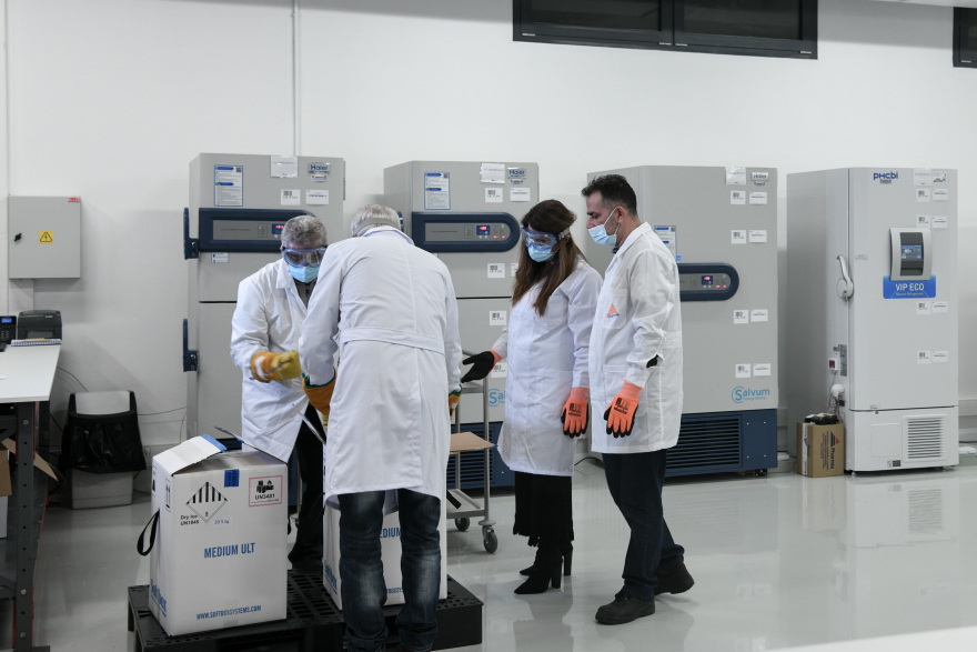 Μάχη της Ευρώπης με τον κορωνοϊό: Ξεκίνησε η κούρσα του εμβολιασμού - Απλώνεται η «μετάλλαξη» του Λονδίνου