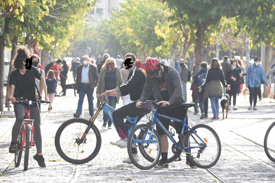 Πλήθος κόσμου ξεχύθηκε στους δρόμους - Φωτογραφίες