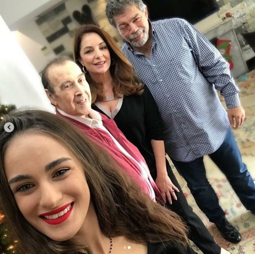 Τόλης Βοσκόπουλος - Άντζελα Γκερέκου: Φωτογραφίες από το ρεβεγιόν στο σπίτι τους 