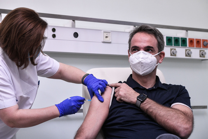 Εμβολιάστηκε ο Κυριάκος Μητσοτάκης: «Χαμογελάμε κάτω από τις μάσκες μας»