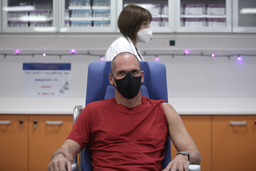Εμβολιασμοί κατά του κορωνοϊού: Εμβολιάστηκε ο Γιάνης Βαρουφάκης
