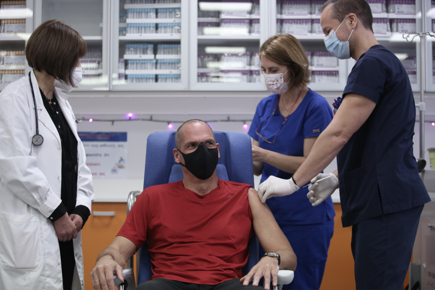 Εμβολιασμοί κατά του κορωνοϊού: Εμβολιάστηκε ο Γιάνης Βαρουφάκης