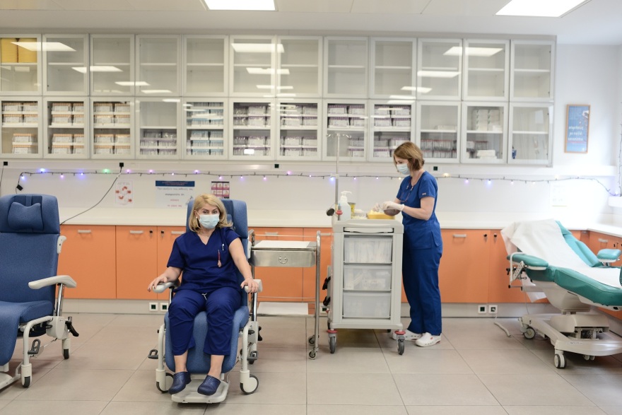 Ιστορική στιγμή: Εμβολιάστηκαν οι δύο πρώτοι άνθρωποι στην Ελλάδα 