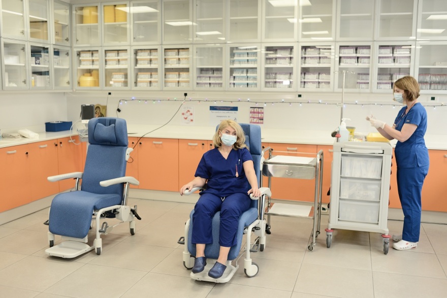 Ιστορική στιγμή: Εμβολιάστηκαν οι δύο πρώτοι άνθρωποι στην Ελλάδα 