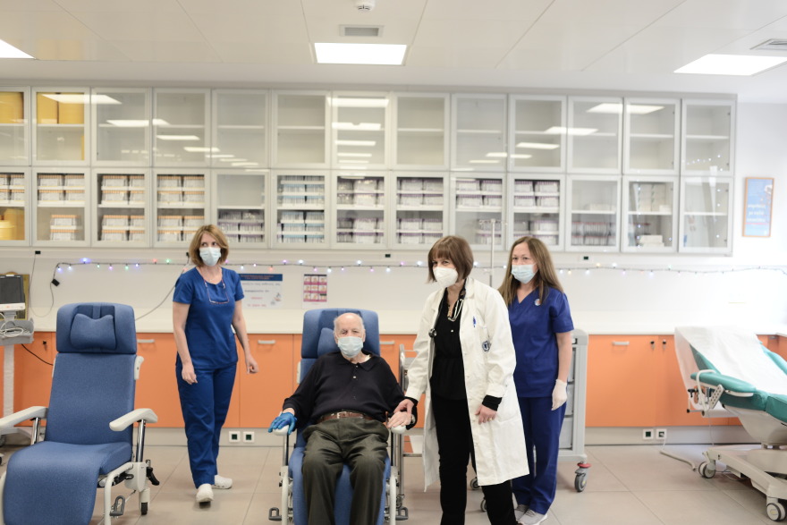 Ιστορική στιγμή: Εμβολιάστηκαν οι δύο πρώτοι άνθρωποι στην Ελλάδα 