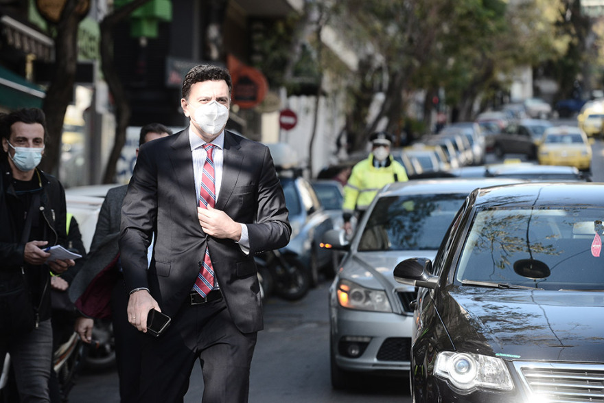 Ιστορική στιγμή: Εμβολιάστηκαν οι δύο πρώτοι άνθρωποι στην Ελλάδα 