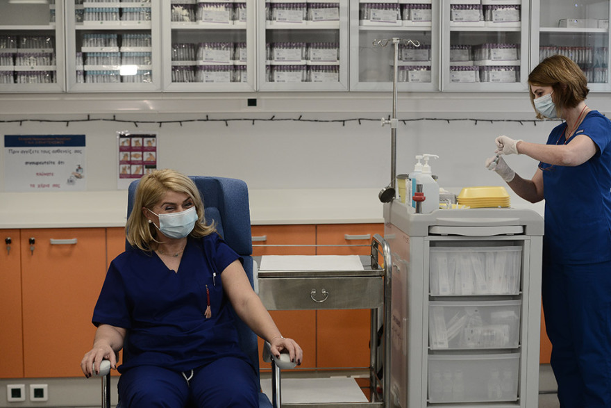 Ιστορική στιγμή: Εμβολιάστηκαν οι δύο πρώτοι άνθρωποι στην Ελλάδα 