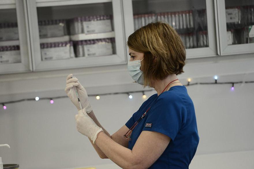 Ιστορική στιγμή: Εμβολιάστηκαν οι δύο πρώτοι άνθρωποι στην Ελλάδα 