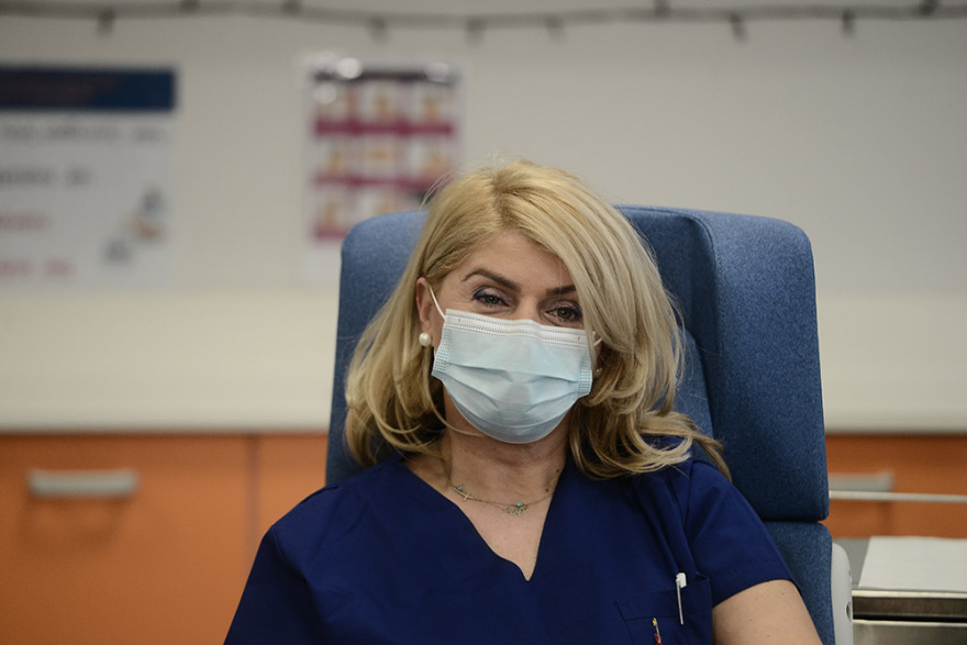 Ιστορική στιγμή: Εμβολιάστηκαν οι δύο πρώτοι άνθρωποι στην Ελλάδα 