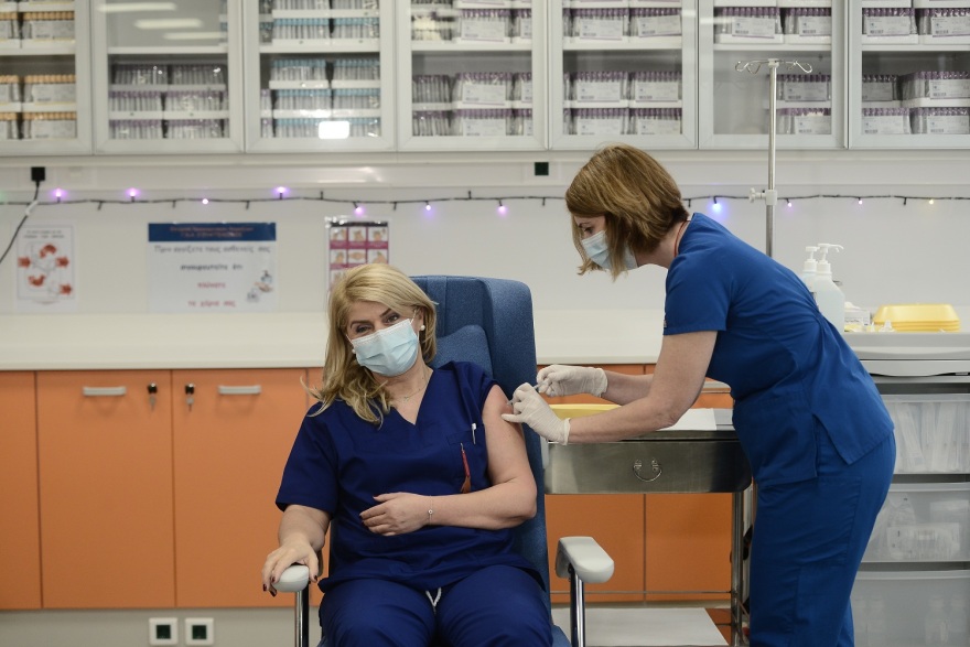 Ιστορική στιγμή: Εμβολιάστηκαν οι δύο πρώτοι άνθρωποι στην Ελλάδα 