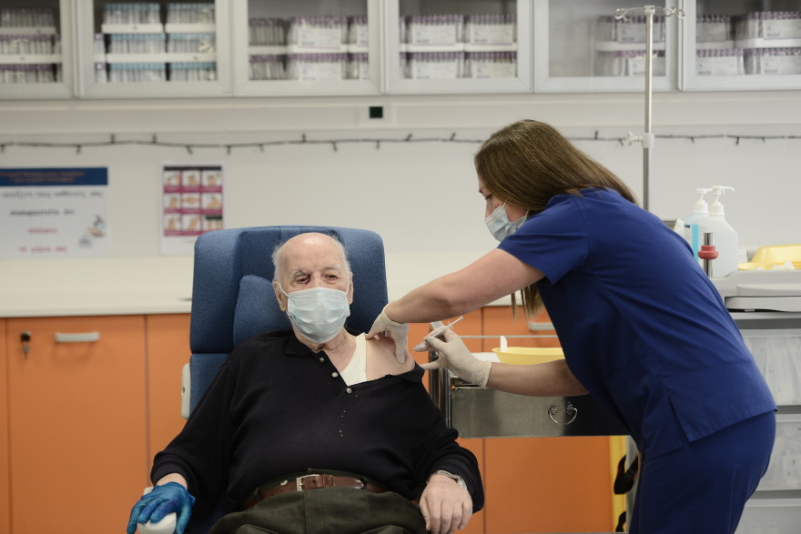 Ιστορική στιγμή: Εμβολιάστηκαν οι δύο πρώτοι άνθρωποι στην Ελλάδα 