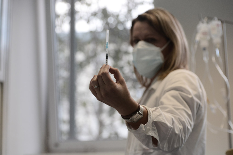 Φωτογραφίες: Ξεκίνησε ο εμβολιασμός του νοσηλευτικού προσωπικού στο «Σωτηρία»