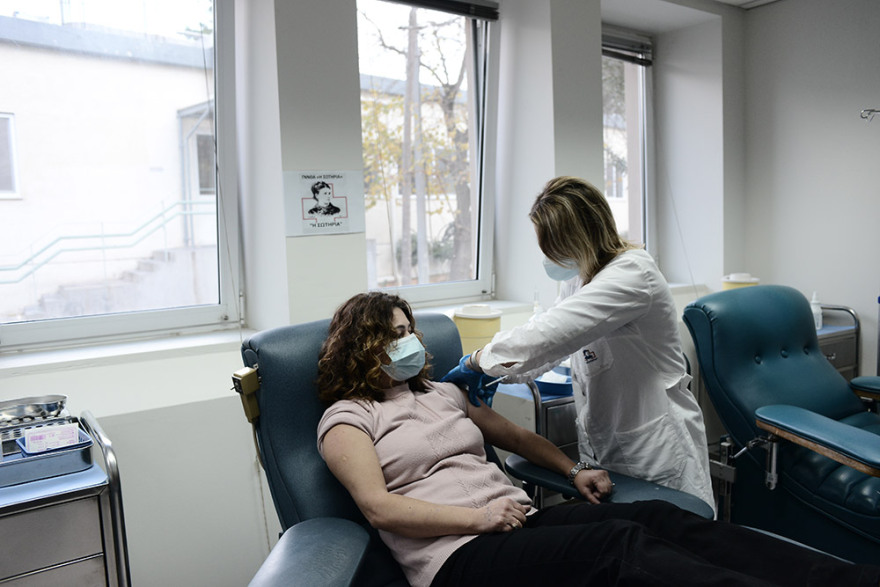 Φωτογραφίες: Ξεκίνησε ο εμβολιασμός του νοσηλευτικού προσωπικού στο «Σωτηρία»