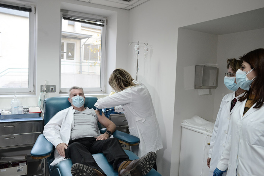 Φωτογραφίες: Ξεκίνησε ο εμβολιασμός του νοσηλευτικού προσωπικού στο «Σωτηρία»