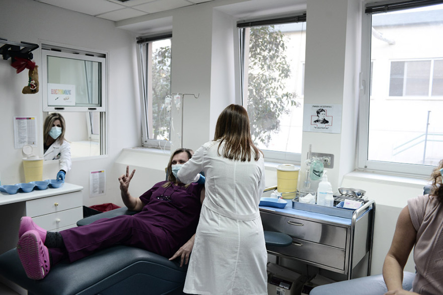 Φωτογραφίες: Ξεκίνησε ο εμβολιασμός του νοσηλευτικού προσωπικού στο «Σωτηρία»