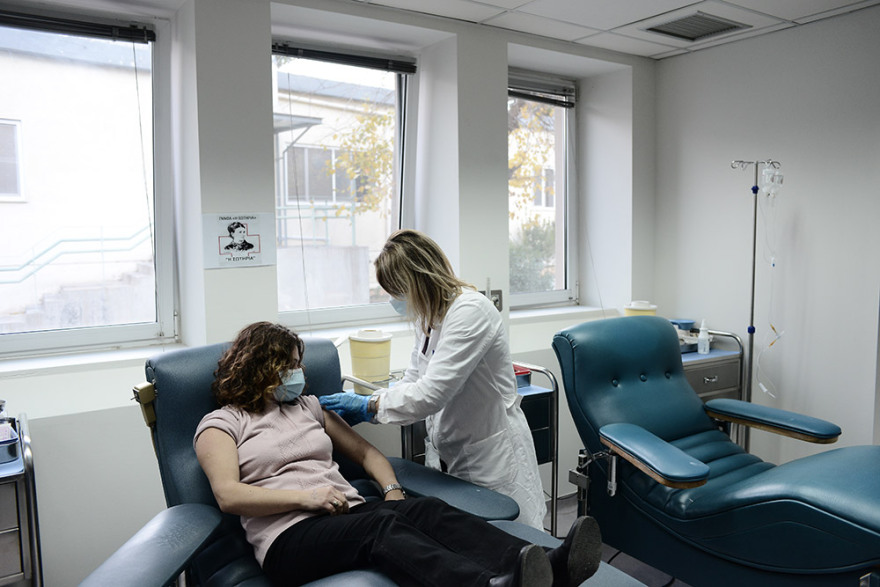 Φωτογραφίες: Ξεκίνησε ο εμβολιασμός του νοσηλευτικού προσωπικού στο «Σωτηρία»