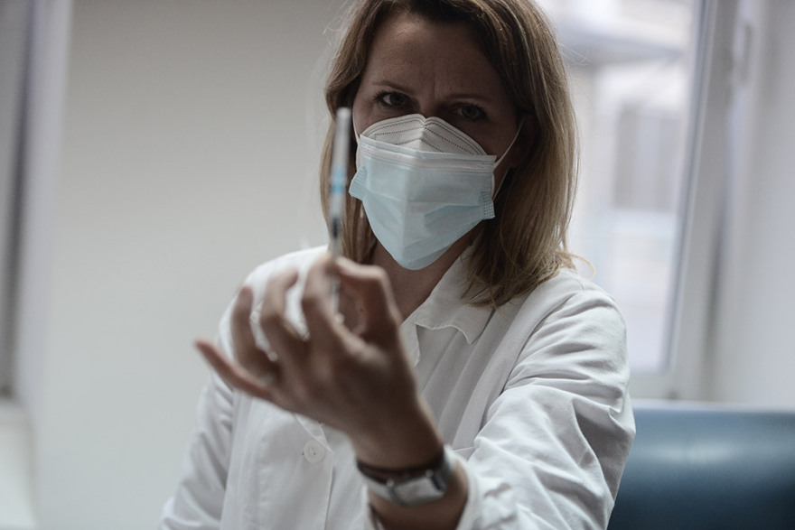 Φωτογραφίες: Ξεκίνησε ο εμβολιασμός του νοσηλευτικού προσωπικού στο «Σωτηρία»