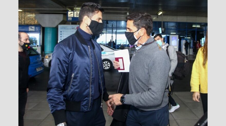 Έφτασε στην Αθήνα ο Χιμένεθ για την ΑΕΚ
