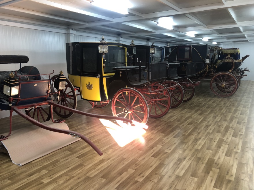 Τατόι: Μεταφέρθηκαν από τους στάβλους οι υπερπολυτελείς βασιλικές άμαξες – Δείτε βίντεο και εικόνες 