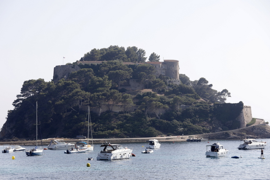 Γαλλία: Στην προεδρική εξοχική κατοικία Μπρεγκανσόν ξεκουράζεται ο Εμανουέλ Μακρόν